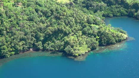 Luftanflug-Auf-Riffe-Und-Dschungelküste-In-Der-Nähe-Von-Tufi,-Papua-Neuguinea