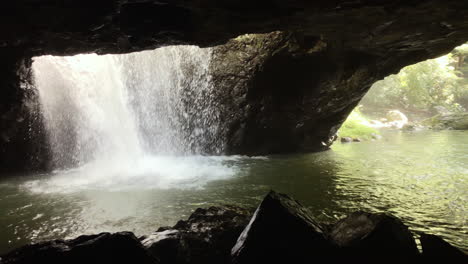 Cascada-Cueva-Escondida,-Pan-Shot,-Puente-Natural-Cascada-Springbrook,-Queensland