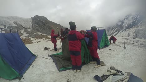 Zeltaufbau-Durch-Himalaya-Bergsteiger-Für-Ihren-Aufenthalt-In-Den-Schneebedeckten-Gipfeln-Des-Oberen-Himalaya