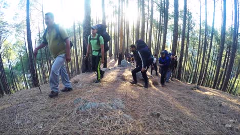 Montañeros-Del-Himalaya-De-Un-Instituto-De-Formación-De-Montañismo-En-Su-Camino-Hacia-El-Sendero