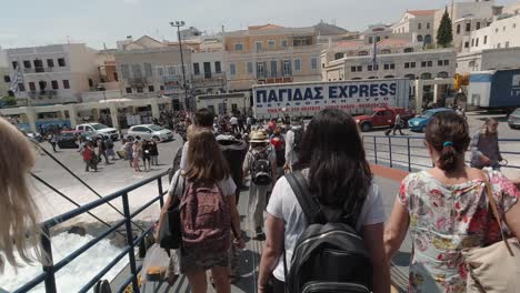 POV-Touristen-Steigen-Im-Hafen-Von-Syros-Von-Der-Fähre-Aus