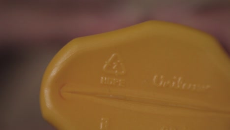 Recycling-Logo-Auf-Der-Unterseite-Der-Unilever-Shampooflasche