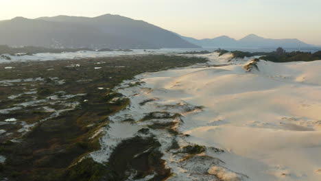 Luftaufnahme-Der-Sanddünen-Am-Strand-Von-Joaquina-Und-Der-Lagune-Von-Conceicao,-Stadt-Florianopolis,-Santa-Catarina,-Brasilien