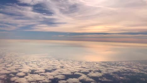 Luftaufnahmen-Von-Himmel,-Wasser,-Wolken-Und-Sonnenlicht,-Um-Den-Geist-Zu-Beruhigen