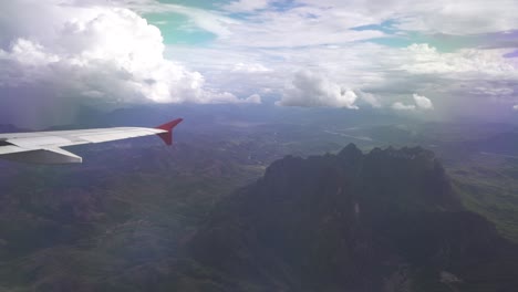 Avión-Pasa-Una-Gran-Montaña-Vista-Desde-La-Ventana-Del-Avión