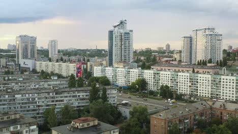 Luftaufnahme-Von-Gebäuden-An-Einer-Belebten-Straße-In-Kiew,-Ukraine,-Neben-Heruntergekommenen-Wohnungen