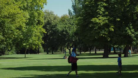 Városligeti-Lake-City-park,-people-passing-by-in-the-park