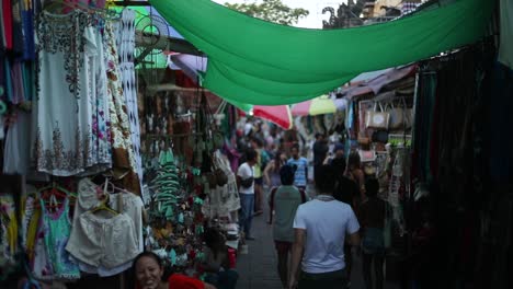 Toma-En-Cámara-Lenta-De-Una-Multitud-De-Turistas-Caminando-Y-Comprando-En-Un-Mercado-Al-Aire-Libre-En-Bali,-Indonesia