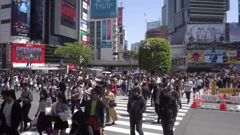 Pedestrians-on-famous-scramble-Shibuya-Crossing-in-Tokyo-at-daytime,-Japan