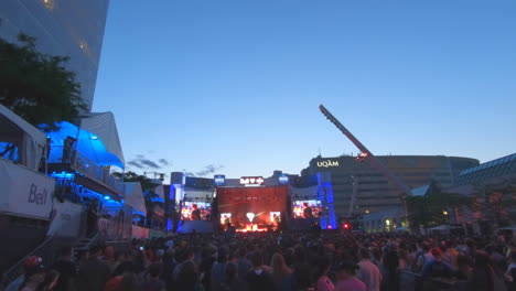 Editorial,-Vista-Del-Escenario-En-El-Festival-De-Verano,-Gente-Viendo-Espectáculos-De-Música-En-La-Place-Des-Festivals-De-Montreal,-Hermosos-Momentos-De-Verano,-Francofonías-Y-Festival-Internacional-De-Jazz