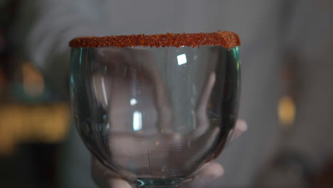 Michelada-Glas-Mit-Chili-Und-Gämse-Beim-Schwenken