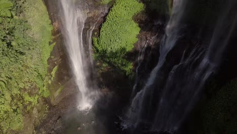 Luftaufnahmen:-Ein-Wasserfall-Auf-Bali