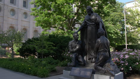 Statues-on-the-Temple-Grounds-of-the-Mormon-Temple-in-Salt-Lake-City,-Utah