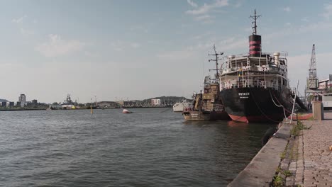 Ein-Riesiges-Fischerboot,-Das-Am-Hafen-In-Göta-Alv,-Göteborg,-Schweden,-Angedockt-Liegt