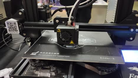 3D-printers-are-printing-digital-images-from-computers-in-3D-form