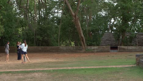 Tourist,-Der-Im-Buddhistischen-Wat-Umong-Stupa-Herumläuft