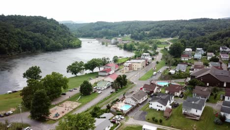 Fries-Virginia-Luftaufnahme-Von-Mill-Village-Mit-New-River-Im-Hintergrund
