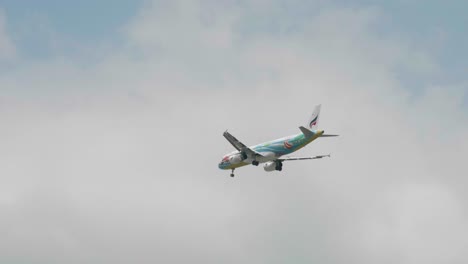 Bangkok-Airways-Airbus-A320-232-Hs-pgw-Acercándose-Antes-De-Aterrizar-En-El-Aeropuerto-De-Suvarnabhumi-En-Bangkok-En-Tailandia