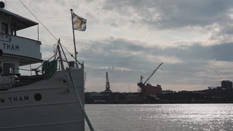 Un-Barco-De-Pesca-Atracado-En-El-Puerto-De-Gota-Alv-En-Gotemburgo,-Suecia