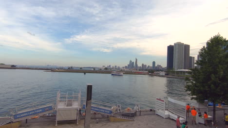 Leitartikel,-Blick-Auf-Die-Uferpromenade,-Uferpromenade,-Lake-Of-Michigan-Am-Navy-Pier-Chicago,-See,-Boot,-Menschen,-Touristen,-Wunderschöner-Himmel-Und-Wolken,-Sanftes-Heranzoomen