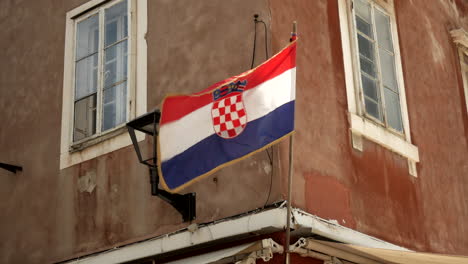 Die-Kroatische-Flagge-Weht-Im-Wind-In-Zadar,-Kroatien