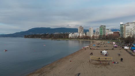 Varias-Tomas-De-Drones-En-English-Bay-Cerca-Del-Centro-De-Vancouver,-Bc-Durante-El-Evento-Polar-Bear-2019