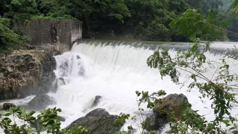 Weitwinkelaufnahme-Der-Wawa-Staudamm-Wasserfälle
