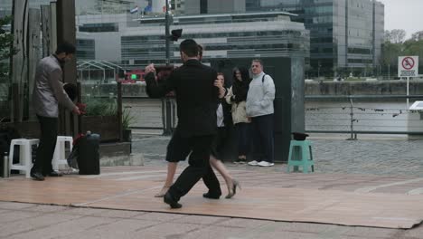 Siga-A-Una-Pareja-De-Bailarines-De-Tango-De-Tiro-Medio-Bailando-Para-Obtener-Consejos-Sobre-Puerto-Madero