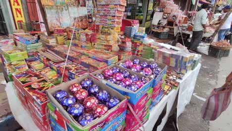 Feuerwerkskörper-Für-Diwali-Und-Neujahr-Werden-Draußen-Auf-Dem-Indischen-Markt-Verkauft