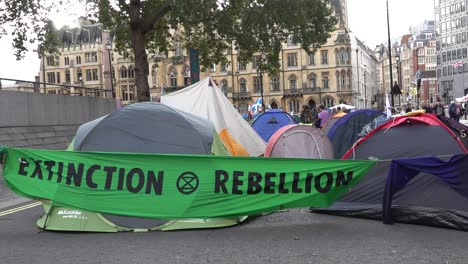 Zelte-Blockieren-Die-Straße-In-Der-Nähe-Von-Westminster-Während-Der-Proteste-Gegen-Den-Artensterben-In-London,-Großbritannien