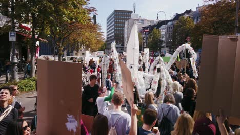 Freitage-Für-Zukünftige-Demonstranten-Tanzen-Mit-Einem-Riesigen-Plastikkalmar-Auf-Der-Straße-Zu-Den-Klängen-Einer-Blaskapelle
