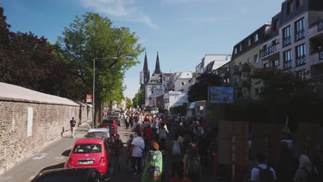 Eine-Riesige-Menschenmenge-Von-„Fridays-For-Future“-Aktivisten-Bis-Hin-Zu-Senioren-Marschiert-Durch-Die-Straßen-Von-Köln-In-Richtung-Kölner-Dom