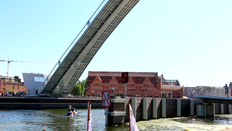 Danzig,-Polen-Fluss-Mottlau-Und-Zugbrücke-Senken-Sich-Ab,-Statische-Weitwinkelaufnahme