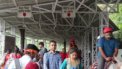 Peregrinos-Que-Llevan-Caballos-Para-Llegar-A-La-Cima-De-La-Pista-Vaishno-Devi