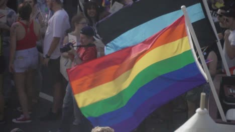 Pride-Flagge-Weht-Von-Der-Ladefläche-Eines-Lastwagens-Bei-Der-River-City-Pride-Parade-In-Jacksonville,-Florida
