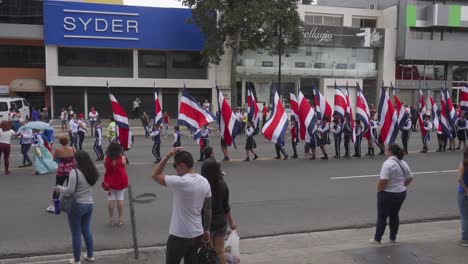 Escolares-Marchan-En-Fila-India-Con-Banderas-Durante-El-Desfile-Del-Día-De-La-Independencia-De-Costa-Rica