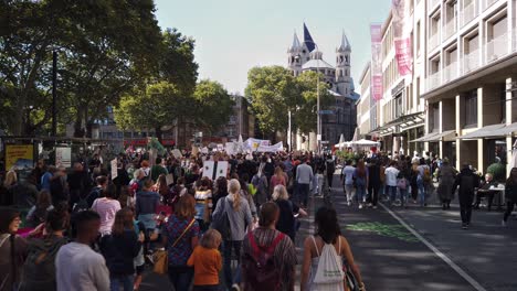 Muchos-Manifestantes-De-Todas-Las-Edades-Marchan-Por-Las-Calles-De-Colonia-Con-Carteles,-Carteles-Y-Pancartas