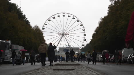 Gente-Caminando-Hacia-El-Parque-Tiergarten-En-Berlín-Con-Noria-En-Segundo-Plano