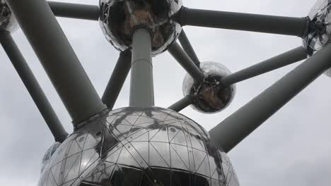 Atomium-Denkmal,-Brüssel,-Schwenk