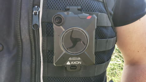 Sicherheitsbeamter-Mit-Am-Körper-Getragener-Axon-Kamera