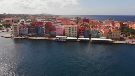 Vista-Aérea-De-La-Ciudad-Capital-De-Willemstad,-Curacao,-Una-Isla-Caribeña-Holandesa