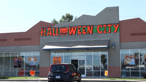 Halloween-Stadt-Laden-weite-Eröffnungsaufnahme