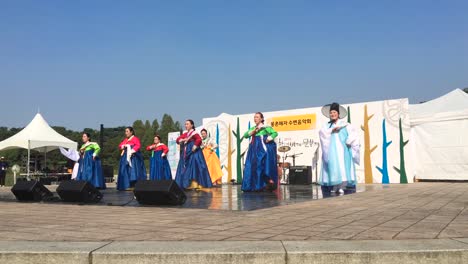 Mujeres-En-Traje-Tradicional,-Hanbok,-Bailar-En-El-Parque-Olímpico,-Oryun-dong,-Songpa-gu,-Seúl,-Corea-Del-Sur