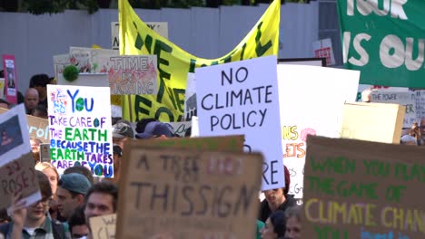 Manifestantes-Con-Carteles-En-La-Calle-Durante-La-Marcha-Del-Cambio-Climático-Global