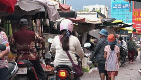 Gente-Explorando-Un-Mercado-Asiático-Ocupado-En-El-Día