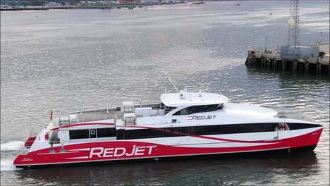 Ferry-Rápido-De-Pasajeros-Que-Llega-Al-Puerto