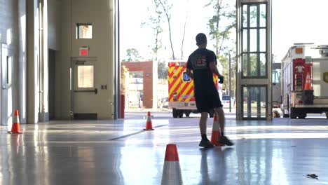 Bombero-Corre-Una-Carrera-De-Obstáculos-Durante-El-Entrenamiento-De-Extinción-De-Incendios