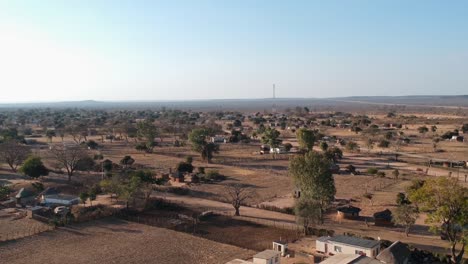 Eine-Aufsteigende-Drohnenaufnahme-Einer-Afrikanischen-Landschaft-Unter-Sonnigen-Bedingungen