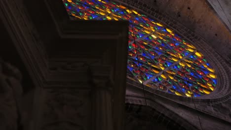 Reveal-of-Stained-Glass-Window-from-Foreground-at-Cathedral-of-Santa-Maria-of-Palma