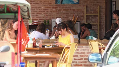 Turistas-Y-Expatriados-Tomando-Un-Brunch-En-Un-Restaurante-Cerca-De-Pub-Street